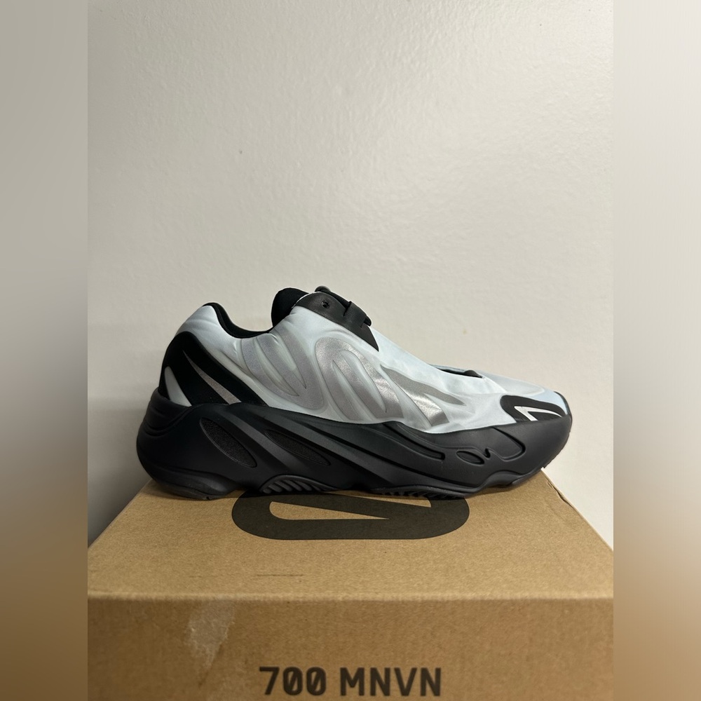 adidas Men's Size 5 Yeezy Boost 700 MNVN GZ0711 Blue Tint New With Box